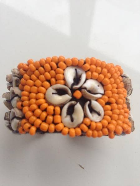 Hot lava, oransje armbånd med perler og skjell - til barn